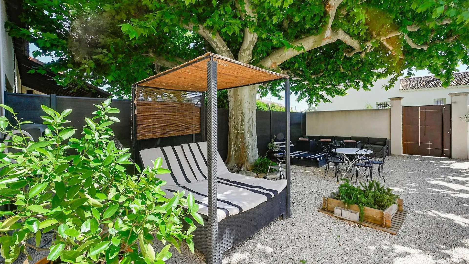 Awesome Home In Vedene With Swimming Pool 0*,