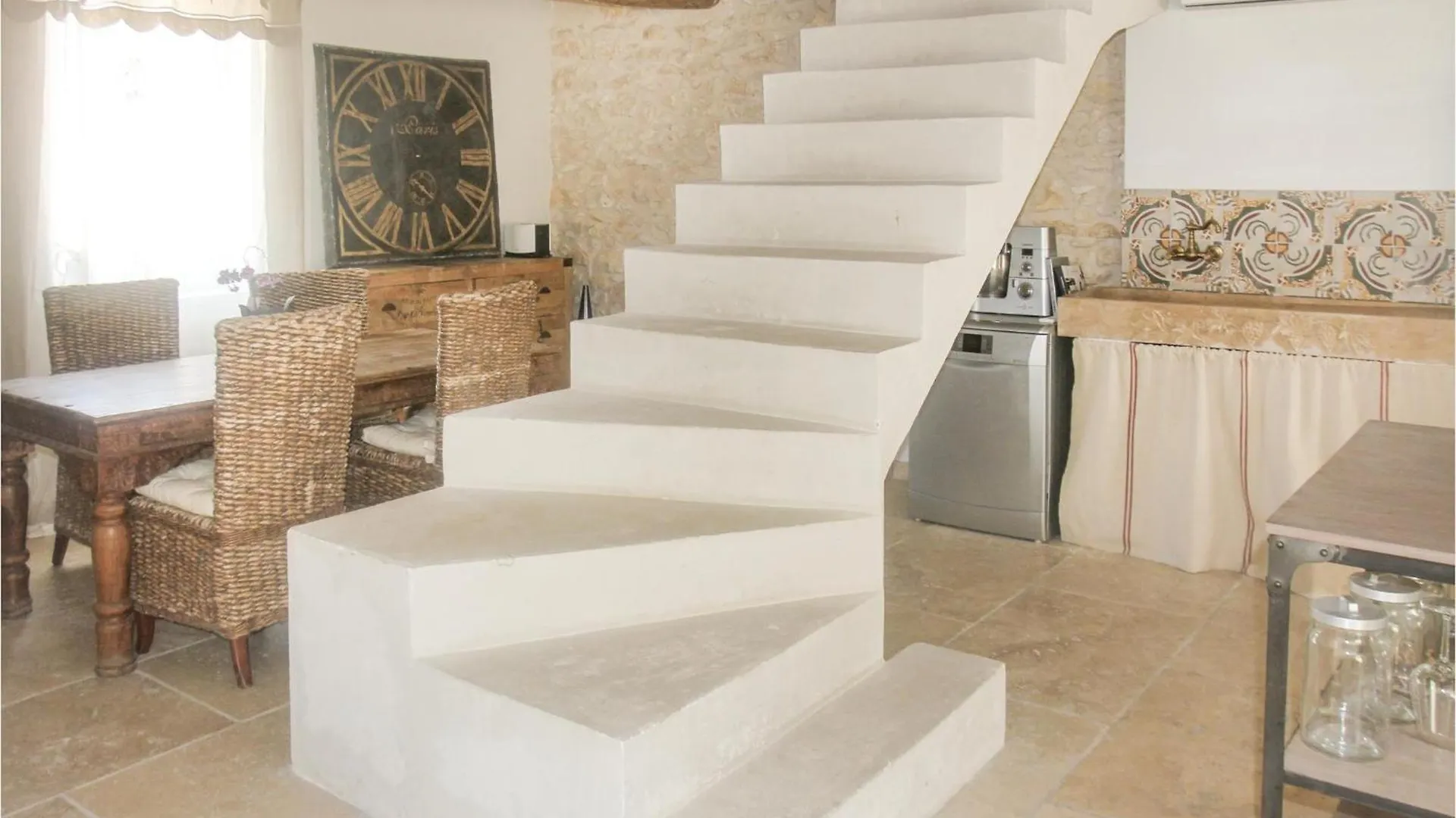Awesome Home In Vedene With Swimming Pool